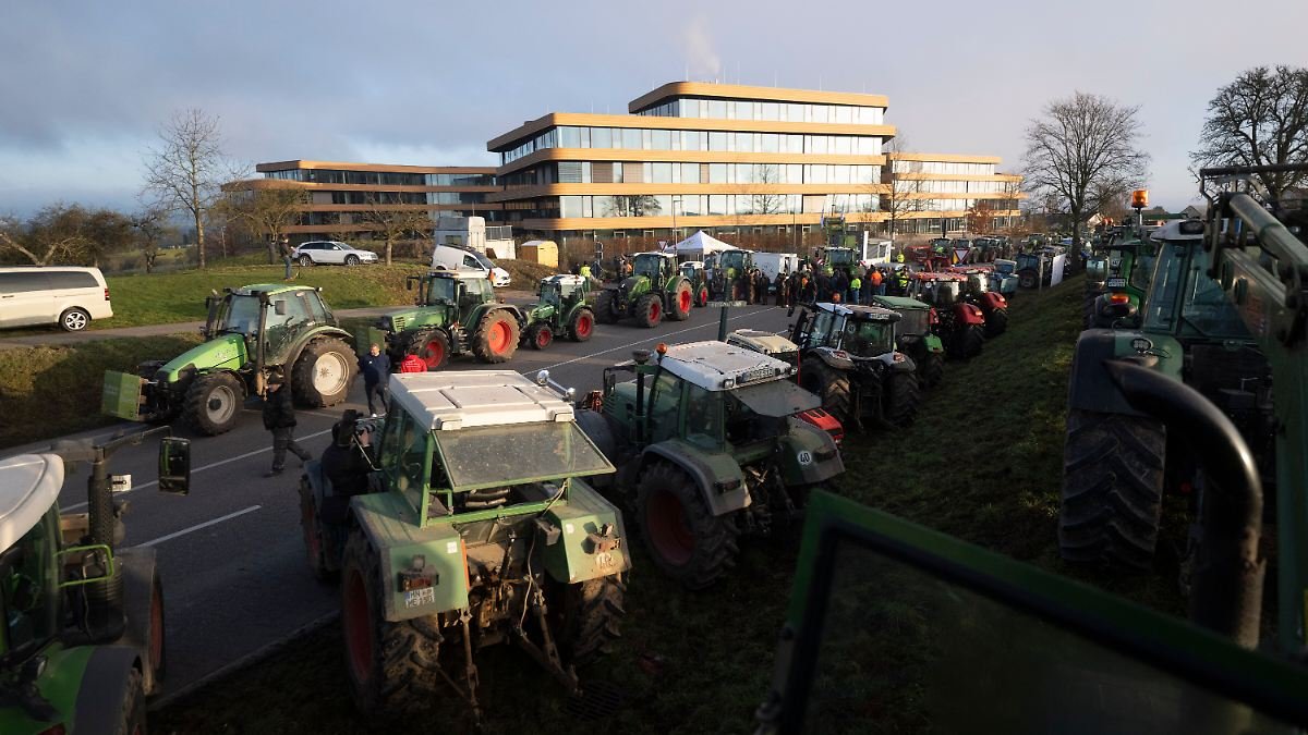 Landwirte-mit-Traktoren-demonstrieren-vor-der-Lidl-Zentrale-Anlass-sind-bundesweite-Bauernproteste-w.jpeg