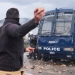 Landwirte-werfen-bei-Protesten-Steine-auf-die-Polizei-Die-Polizei-blockierte-den-Protestmarsch-gegen.jpeg