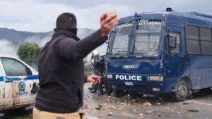 Landwirte-werfen-bei-Protesten-Steine-auf-die-Polizei-Die-Polizei-blockierte-den-Protestmarsch-gegen.jpeg