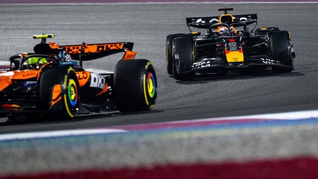Max-Verstappen-Oracle-Red-Bull-Racing-Niederlande-01-im-RB21-davor-Lando-Norris-McLaren-Formula-1-Te.jpeg