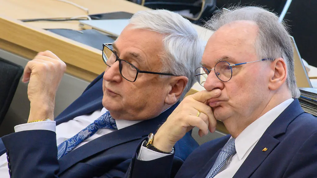 Michael-Richter-l-CDU-Finanzminister-des-Landes-Sachsen-Anhalt-und-Reiner-Haseloff-r-CDU-Ministerpra.webp