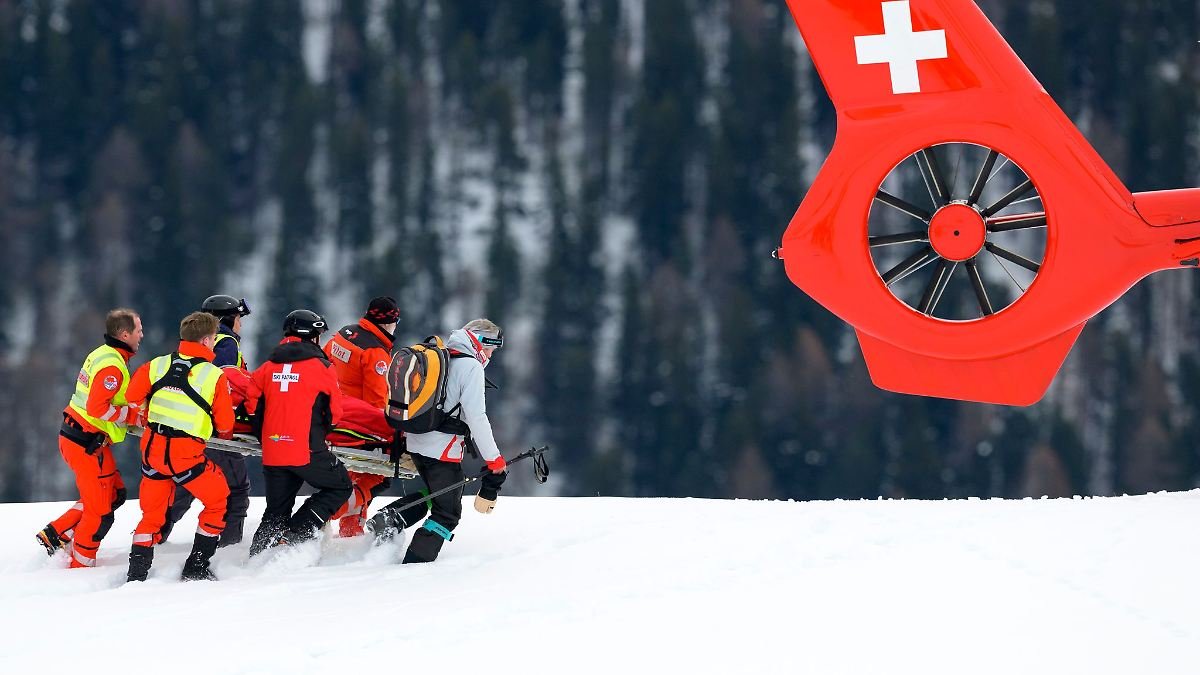 Michelle-Gisin-wird-nach-ihrem-Sturz-in-St-Moritz-zum-Rettungshubschrauber-gebracht.jpg