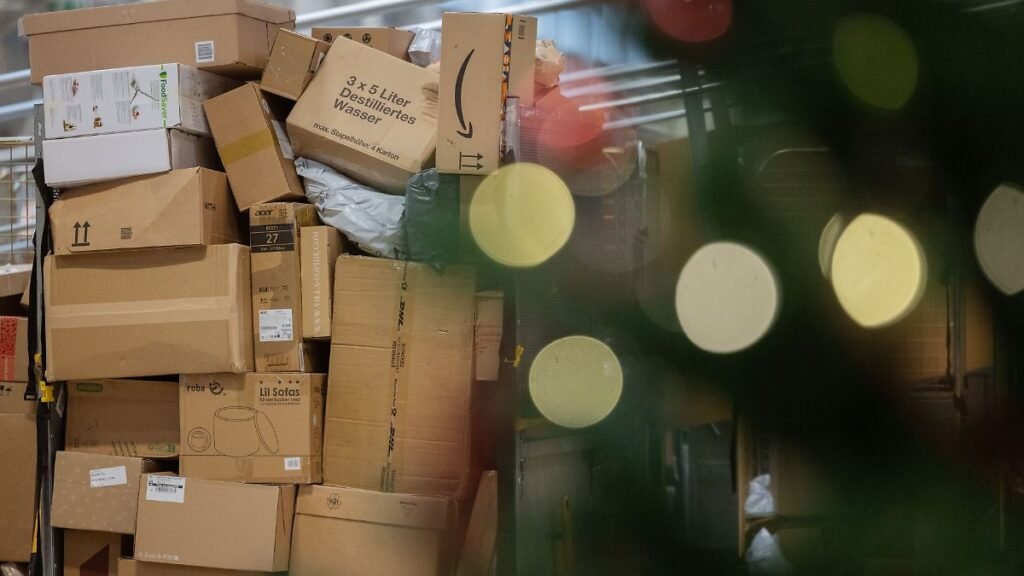 Pakete-sind-in-einer-Zustellbasis-von-Deutsche-Post-DHL-hinter-einem-Weihnachtsbaum-zu-sehen-Aktuell.jpeg