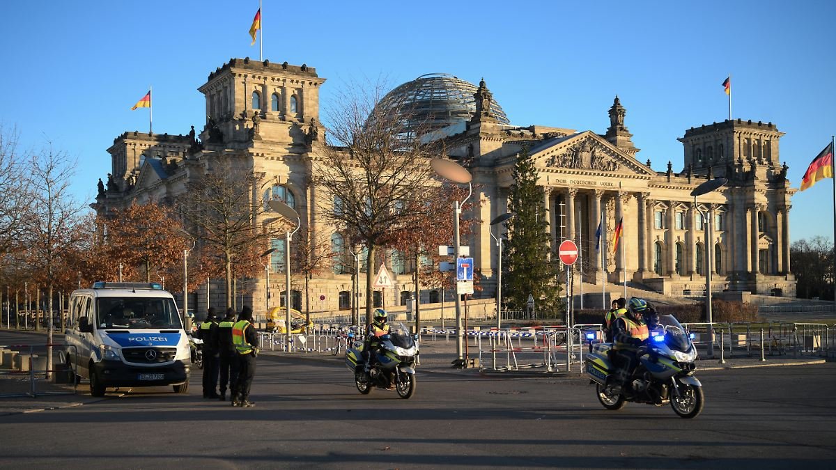 Police-are-seen-in-front-of-the-Reichstag-building-seat-of-the-German-lower-house-of-parliament-Bund.jpeg