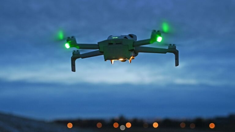Themenfoto-Vermehrt-stoeren-Drohnen-die-Sicherheit-deutscher-Flughaefen-und-Kasernen-Drohne-im-Flug.jpeg