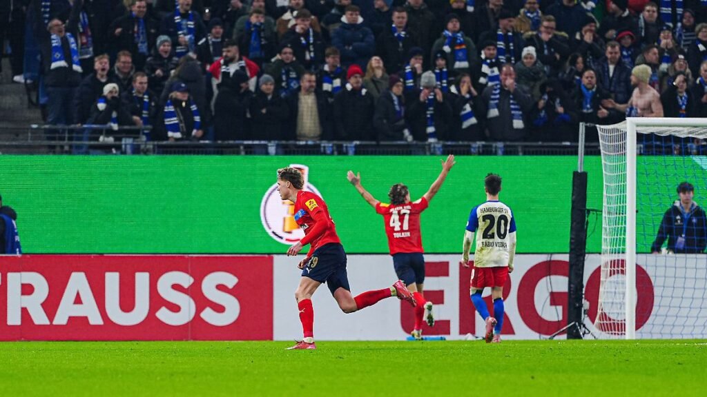 Torjubel-Holstein-Kiel-nach-Tor-zum-1-1-per-Freistoss-Phil-Harres-Holstein-Kiel-19-GER-Hamburger-SV.jpeg