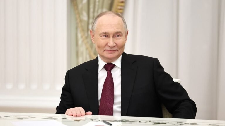 Wladimir-PUTIN-Praesident-Russland-Einzelbild-angeschnittenes-Einzelmotiv-Halbfigur-halbe-Figur-Wlad.jpeg