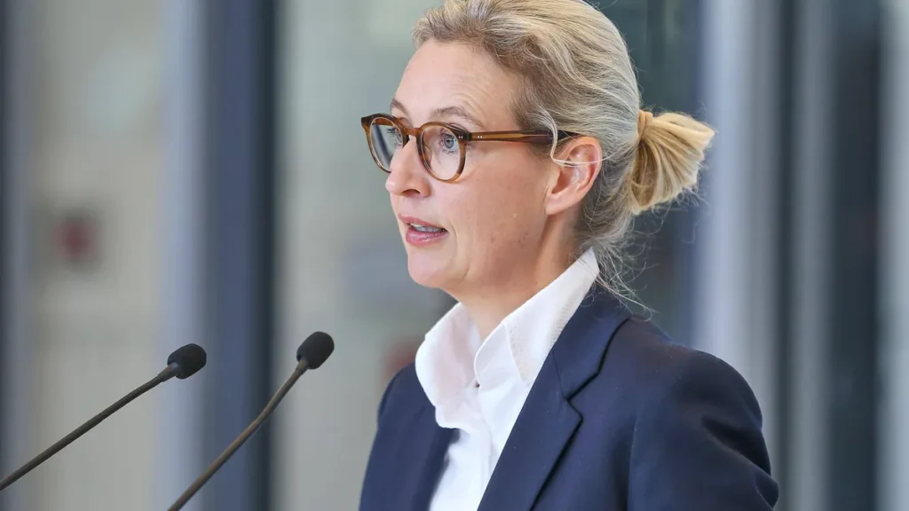 berlin-deutschland-02-122025-deutscher-bundestag-afd-fraktionssitzung-alice-weidel-afd-gibt-ein-pres.webp