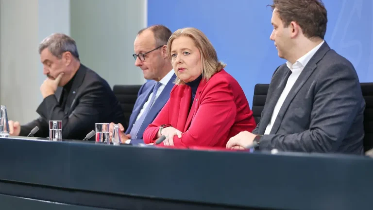 berlin-deutschland-11-122025-bundeskanzleramt-pressekonferenz-nach-koalitionsausschuss-csu-chef-mark.webp