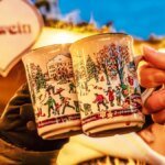 besucher-des-muenchner-christkindlmarktes-stossen-mit-gluehwein-an-archivbild.jpg