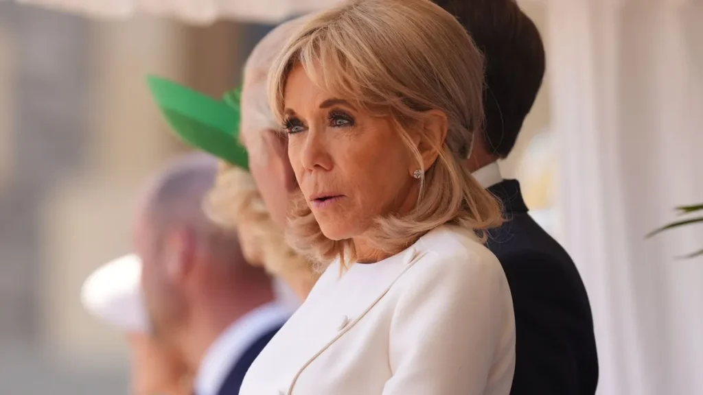 brigitte-macron-steht-bei-der-feierlichen-begruessung-anlaesslich-des-staatsbesuchs-in-schloss-winds.webp