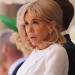 brigitte-macron-steht-bei-der-feierlichen-begruessung-anlaesslich-des-staatsbesuchs-in-schloss-winds.webp