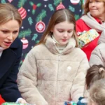 charlene-von-monaco-mit-ihren-kindern-gabriella-und-jacques-die-fuerstenfamilie-verteilte-am-mittwoc.webp