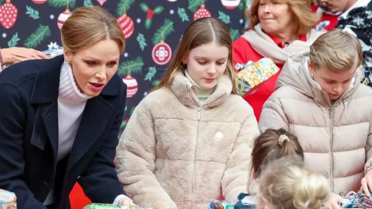 charlene-von-monaco-mit-ihren-kindern-gabriella-und-jacques-die-fuerstenfamilie-verteilte-am-mittwoc.webp