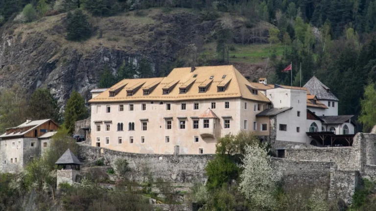 das-schloss-sonnenburg-in-st-lorenzen-in-suedtirol-archivbild-nach-langjaehriger-sanierung-wurde-es.webp