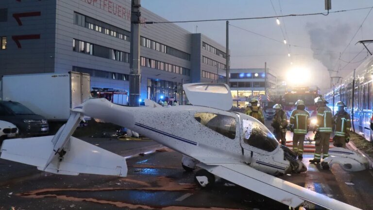 das-stark-beschaedigte-kleinflugzeug-mitten-in-mannheim-musste-die-maschine-notlanden.jpg