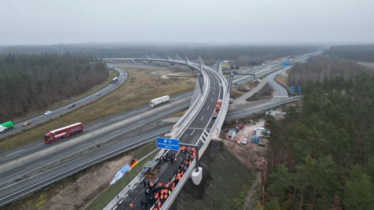 der-overfly-die-neue-bruecke-verbindet-die-a6-und-die-a9-am-autobahnkreuz-nuernberg-ost.jpg