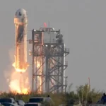 die-new-shepard-rakete-von-blue-origin-startet-vom-us-bundesstaat-texas-aus-ihren-kurz-ausflug-ins-w.webp