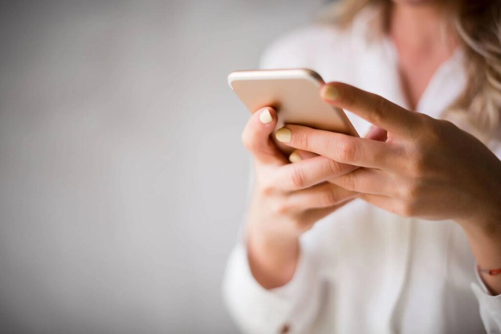 donna_con_telefono_canva.jpeg