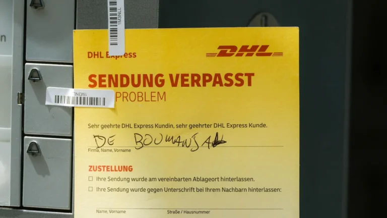 duesseldorf-29-062022-post-dhl-brief-briefe-briefzustellung-zusteller-briefpost-postbote-postbotin-p.webp