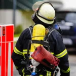 ein-feuerwehrmann-mit-atemschutzgeraet-symbolbild-ein-mensch-ist-bei-einem-brand-in-hamburg-hausbruc.webp