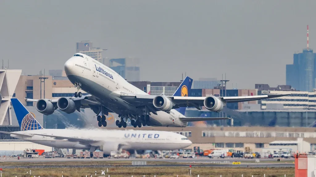 ein-flugzeug-der-fluggesellschaft-lufthansa-boeing-747-830-kennung-d-abyh-startet-vom-flughafen-fran.webp