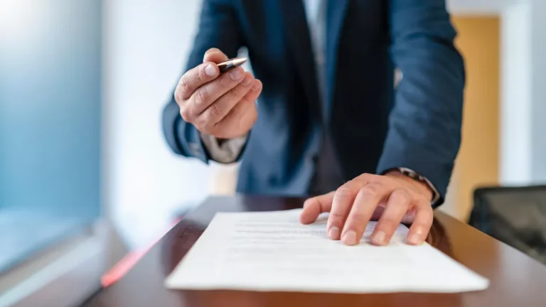 ein-mann-unterschreibt-einen-antrag-symbolbild-auch-bei-formlosen-antraegen-muessen-sie-eine-gewisse.webp