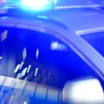 ein-streifenwagen-mit-eingeschaltetem-blaulicht-symbolbild-die-polizei-ermittelt-wegen-verdacht-auf.webp