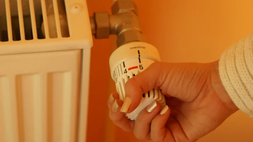 eine-frau-verstellt-ein-heizungsthermostat-symbolbild-seit-samstag-ist-es-in-den-wohnungen-in-tegel.webp