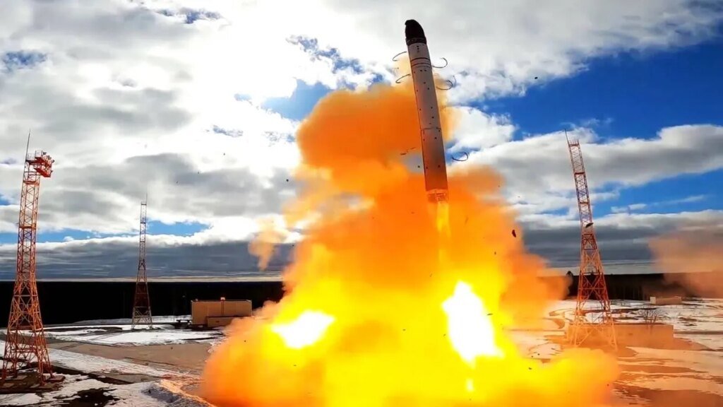 eine-rs-28-sarmat-bei-einem-teststart-symbolbild-der-treibstoff-der-rakete-ist-hochgiftig.jpg