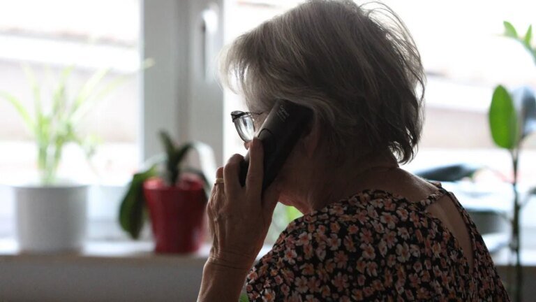 eine-seniorin-am-telefon-archivbild-in-bremen-waren-falsche-polizeibeamte-erfolgreich.jpg