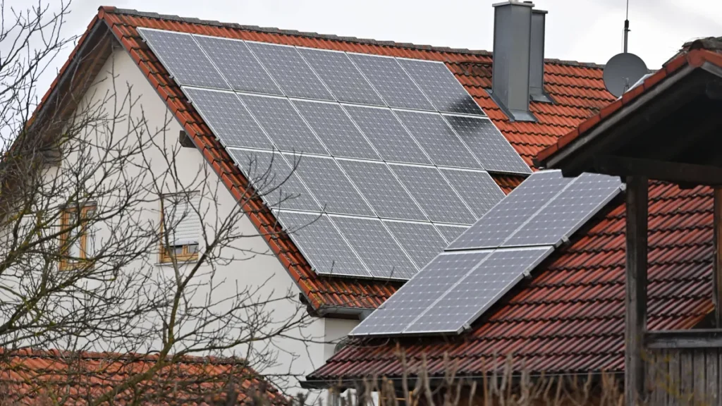 einfamilienhaus-mit-photovoltaikanlage-solarzellen-solarmodule-auf-dem-dach-eines-wohnhauses-solarst.webp