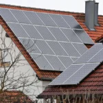 einfamilienhaus-mit-photovoltaikanlage-solarzellen-solarmodule-auf-dem-dach-eines-wohnhauses-solarst.webp