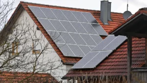 einfamilienhaus-mit-photovoltaikanlage-solarzellen-solarmodule-auf-dem-dach-eines-wohnhauses-solarst.webp