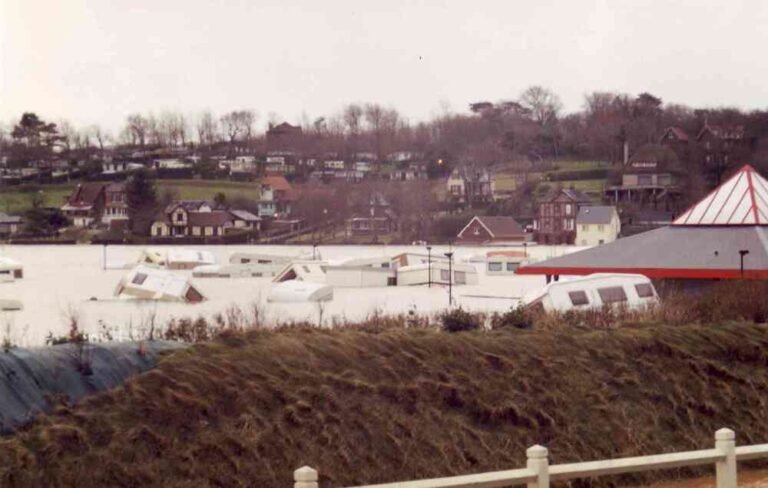 en-1999-le-camping-de-quiberville-est-reste-noye-sous-les-eaux-pendant-pres-de-quinze-jours-17658190.jpeg