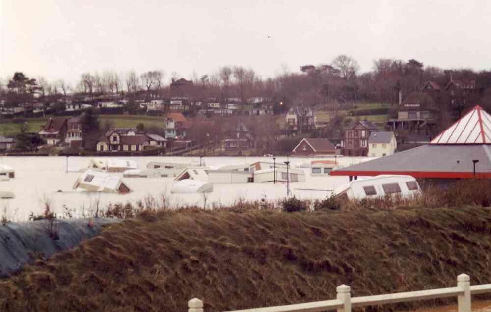 en-1999-le-camping-de-quiberville-est-reste-noye-sous-les-eaux-pendant-pres-de-quinze-jours-17658190.jpeg