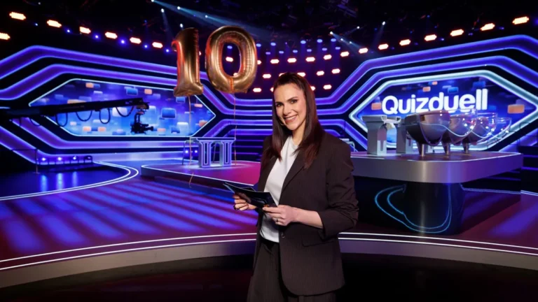 esther-sedlaczek-archivbild-sie-moderiert-die-jubilaeumsausgabe-der-rateshow-quizduell-olymp-am-frei.webp