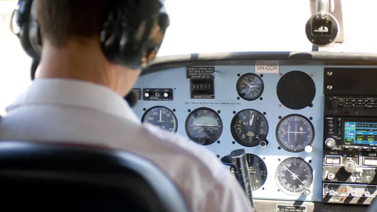 flugzeugpilot-mit-cockpit-pilot-with-cockpit-verwendung-weltweit.webp.webp