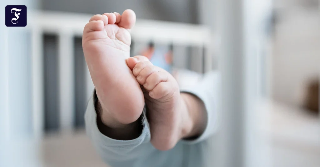 fuesse-eines-babys-sind-in.webp.webp