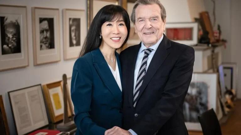 gerhard-schroeder-spd-bundeskanzler-von-1998-bis-2005-steht-mit-seiner-frau-soyeon-schroeder-kim-in.webp