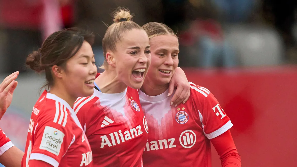 giulia-gwinn-of-bayern-muenchen-scores-shoots-goal-tor-treffer-torschuss-1-0-celebrates-her-goal-hap.webp