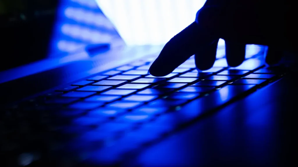 hand-auf-einer-laptop-tastatur-in-einem-dunklen-raum-hand-at-a-laptop-keyboard-in-a-dark-room-104710.webp