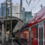 hauptbahnhof-frankfurt-am-main-regionalexpress-bei-der-ausfahrt-hessen-deutschland-hbf-frankfurt-fra.webp