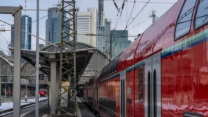 hauptbahnhof-frankfurt-am-main-regionalexpress-bei-der-ausfahrt-hessen-deutschland-hbf-frankfurt-fra.webp