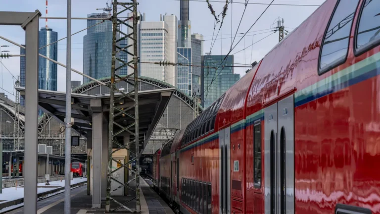 hauptbahnhof-frankfurt-am-main-regionalexpress-bei-der-ausfahrt-hessen-deutschland-hbf-frankfurt-fra.webp