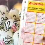 lottoschein-neben-den-lottokugeln-symbolfoto-in-nrw-sind-am-wochenende-zwei-spieler-bei-einer-selten.webp