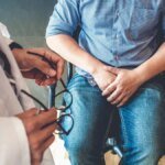 mann-beim-arzt-eine-vergroesserte-prostata-kann-belastend-sein-wenn-sie-zu-symptomen-fuehrt.jpg