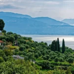 mediterrane-stimmung-blick-auf-den-gardasee-bei-gardone-riviera-gardone-riviera-lombardei-brescia-it.webp