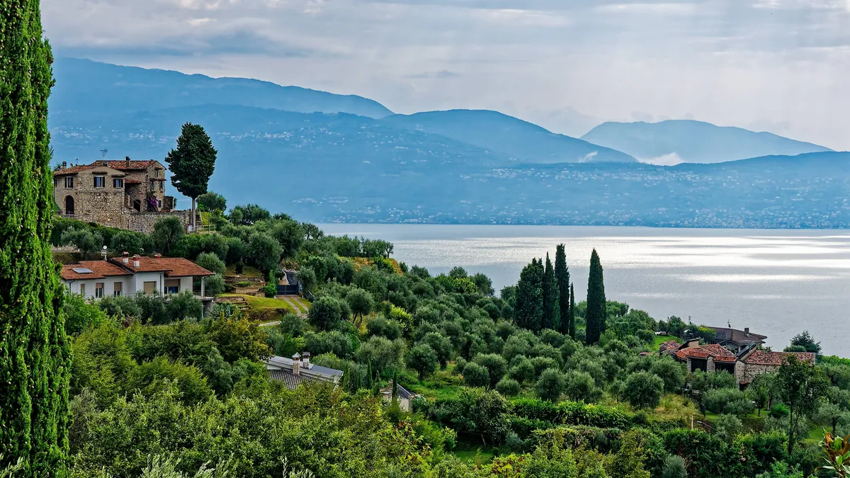 mediterrane-stimmung-blick-auf-den-gardasee-bei-gardone-riviera-gardone-riviera-lombardei-brescia-it.webp