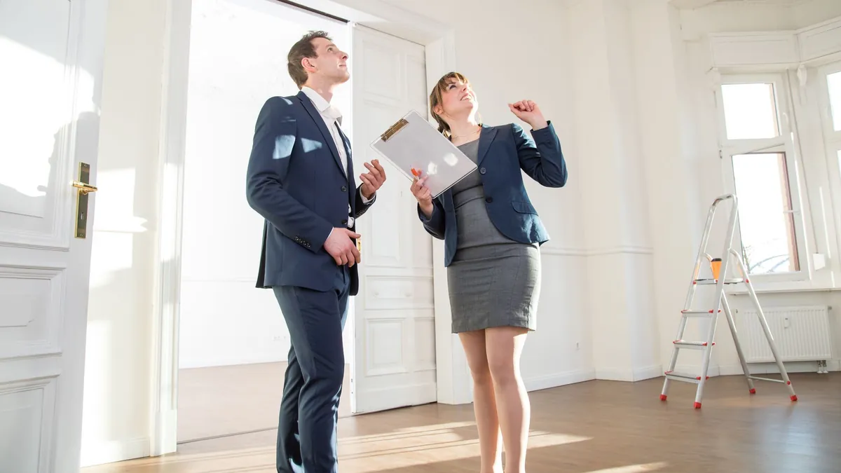 neben-dem-baujahr-des-gebaeudes-und-wichtigen-dokumenten-ist-der-besichtigungstermin-vor-einem-kauf.webp